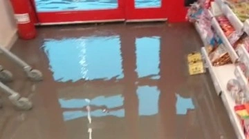 Mardin’de yağış nedeniyle marketleri su bastı