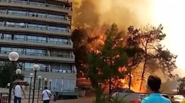Marmaris'te yerleşim yerlerine sıçrayan yangından ilk görüntüler: Otelimiz yanıyor otelimiz