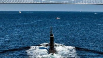 Mavi vatanın sessiz muhafızı! Türk denizaltısı İstanbul Boğazı&rsquo;ndan böyle geçti