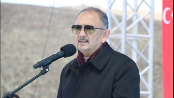 Mehmet Özhaseki, Hataylı Sözer ailesine yeni evlerini teslim etti