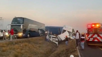 Meksika'da 10 aracın karıştığı zincirleme kazada 2 kişi öldü, 60 kişi yaralandı