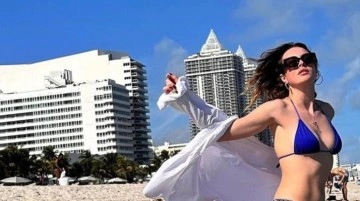 Melis Sezen, mavi bikinisiyle Miami sahillerini kasıp kavurdu