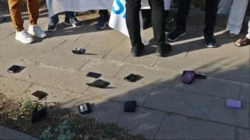 Memurlardan maaş zammı protestosu! Tepkilerini cüzdanlarını yere fırlatarak gösterdiler