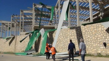 Mersin Silifke’de şiddetli rüzgar fabrika inşaatı çatısını uçurdu