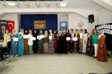 Mersin'de Kadınlara Okuma Yazma Kursu Tamamlandı
