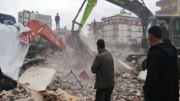 Mersin'de kontrollü yıkım yapılan 5 katlı bina çöktü