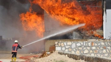 Mersin'de mobilya fabrikasında yangın çıktı!