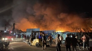 Mersin'de plastik kasa fabrikasında çıkan yangın kontrol altına alındı