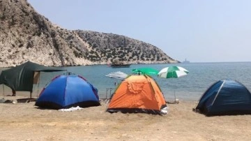 Mersin'de sit alanına yerleştirilen çadır ve karavanlar kaldırılıyor