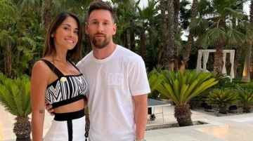 Messi'nin eşi Antonela Roccuzzo, derin göğüs dekolteli tulumuyla göz kamaştırdı