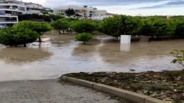 Meteoroloji uyarmıştı, İzmir Çeşme'de şiddetli yağış başladı