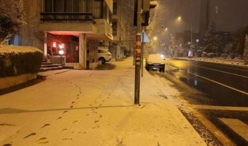 Meteoroloji'nin uyarılarının ardından Ankara'da kar yağışı