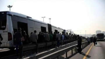 Metrobüs 15 Temmuz Şehitler Köprüsü girişinde arızalandı