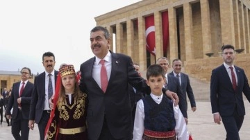 Milli Eğitim Bakanı Yusuf Tekin, öğretmen ve öğrencilerle Anıtkabir'i ziyaret etti
