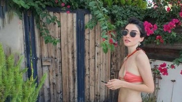 Mini bikinisiyle poz veren Hazar Ergüçlü'ye eleştiri yağdı: İncir yaprağı da alternatif