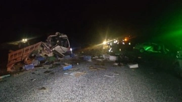 Muğla'da feci trafik kazası! Arı yüklü kamyonla otomobil çarpıştı: 4 ölü, 3 yaralı