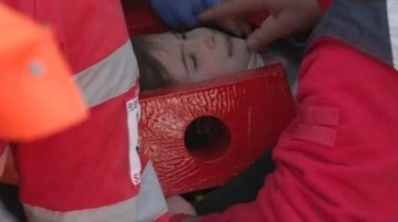 Muhabir ağlaya ağlaya sundu! 4 yaşındaki çocuk 132. saatte enkazdan sağ çıkarıldı