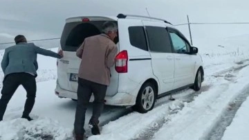 Muş'ta Nisan ayında kar yolu kapattı: 10 araç mahsur kaldı
