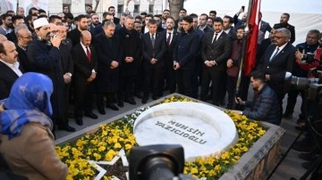 Mustafa Destici, BBP Kurucu Genel Başkanı Muhsin Yazıcıoğlu'nun kabrini ziyaret etti