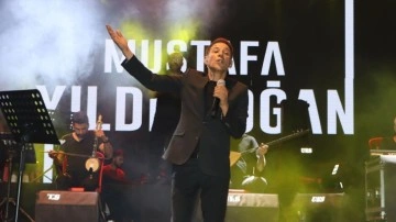 Mustafa Yıldızdoğan Manisa'da konser verdi