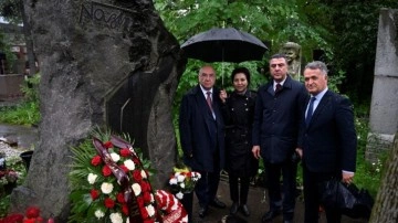 Nazım Hikmet ölümünün 60. yılında Moskova'daki mezarı başında anıldı