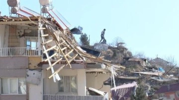 Neredeyse tüm evlerin yıkıldığı köyde Atatürk heykeli ayakta kaldı
