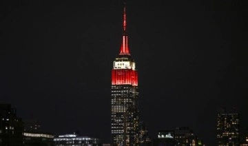 New York'ta Empire State binası depremzedeler için 'kırmızı beyaz' renklerle ışıkland