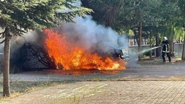 Okul bahçesindeki otomobil yandı