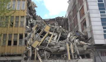 Ölüme ramak kala: 4 katlı bina çöktü, 3 kişi son anda kurtuldu