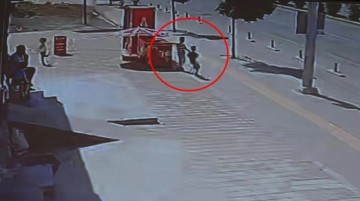 Önce taksi sonra midibüs çarptı! 6 yaşındaki Berat'ı hayattan koparan kaza böyle gerçekleşti