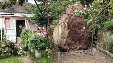Ordu'da yamaçtan kopan kaya kütlesi eve çarptı!