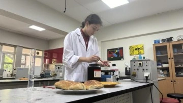 Ortaokul öğrencisi, bitki özlerinden ekmeğin küflenmesini geciktiren katkı maddesi üretti!