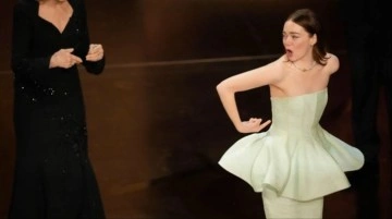 Oscar'da En İyi Kadın Ödülü Emma Stone'a gitti! Sahneye çıktığı anda elbisesi yırtıldı