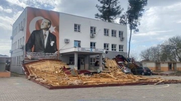 Osmaniye'de fırtına; okul çatısı uçtu, 2 otomobil hasar gördü