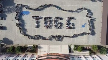 Osmaniye'de öğrencilerden "TOGG" yazısı ve "ay yıldız" koreografisi