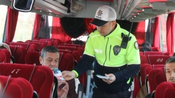 Otobüs terminalinde şoför ve yolculara emniyet kemerinin önemi anlatıldı
