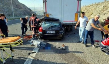 Otomobil, emniyet şeridindeki TIR'a çarptı: 4 kişi hayatını kaybetti, 1 yaralı