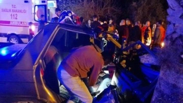 Otomobil palmiye ağacına çarptı: 1 ölü, 2 yaralı