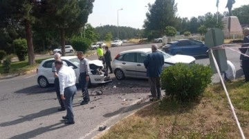 Otomobiller çarpıştı: 1'i bebek 5 yaralı