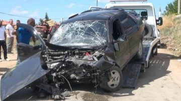 Otomobiller kafa kafaya çarpıştı: 2'si çocuk 10 yaralı
