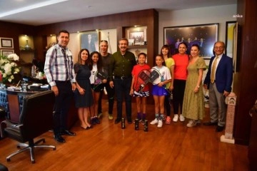 Özel Minecan Ortaokulu Kız Tenis Takımı Çukurova Belediye Başkanı Soner Çetin'i ziyaret etti