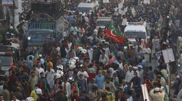 Pakistan'da İmran Han'ın destekçileri yeniden İslamabad'a doğru yola çıktı