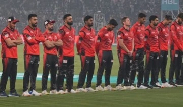 Pakistan'daki kriket maçında Türkiye ve Suriye için saygı duruşu