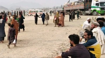 Pakistan'ın zorla gönderdiği Afgan mülteciler sınır kapılarına yığıldı
