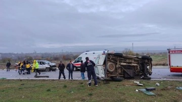 Panelvan ile otomobil çarpıştı: 1 kişi öldü, 2 kişi yaralandı!