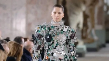 Paris Moda Haftasında Eski Telefonlardan Elbiseler Sergilendi - Webtekno