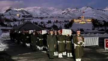 Pençe Kilit bölgesinde şehit olan 6 asker için Hakkari'de tören
