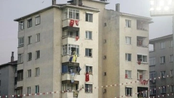 Pendik'te Fenerbahçe taraftarları balkonlarından maçı takip etti