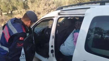 Pes dedirten görüntü: 7 kişilik araçtan 16 kaçak göçmen çıktı