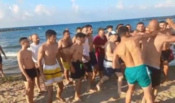 Plajda şortunu indirdiği iddia edilen 2 şahsı, yurttaşlar darbetti